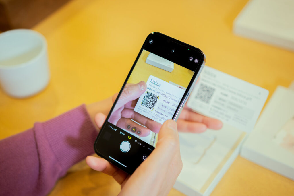 カード型のカタログギフトのQRコードを読み込む