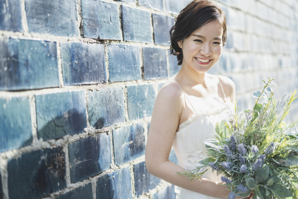 喜んでいる花嫁の写真