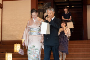 引き出物を持ち帰るゲスト