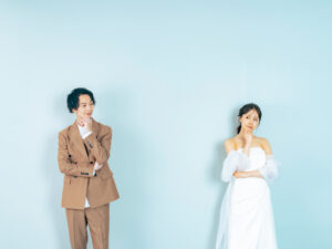 悩む新郎新婦