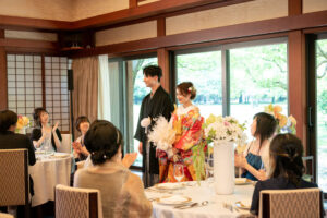 結婚式のゲストと新郎新婦