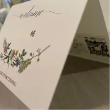 QRシールを席札の裏面に貼り付けて利用