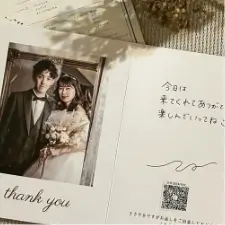 メニュー表の裏面に、QRシールを貼りつけ