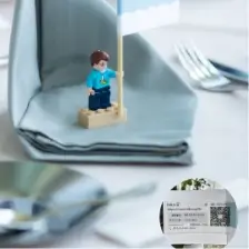 レゴ人形が持っている旗にQRシールを貼ってます