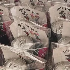 プチギフトとしてお見送りの時に一人ずつ丁寧に渡す