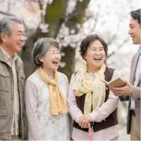 親族への引き出物の相場はいくら？結婚式に呼ぶ・呼ばないの判断基準と先輩カップルの本音まとめ｜hikica