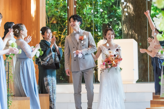 結婚式の写真やメッセージも一緒に送信できる