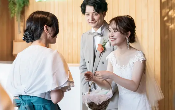 結婚式で渡す新郎新婦