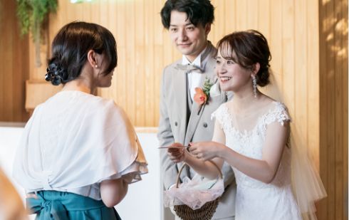 結婚式で渡す新郎新婦
